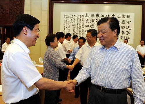 这是8月20日,刘云山在郑州座谈会前同与会同志亲切握手。新华社记者 饶爱民 摄