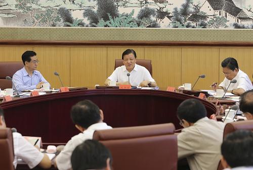 中央党的群众路线教育实践活动领导小组近日先后在郑州、贵阳、北京分片召开省区市党的群众路线教育实践活动工作座谈会,对教育实践活动下一步工作提出要求。中共中央政治局常委、中央党的群众路线教育实践活动领导小组组长刘云山在座谈会上发表讲话。这是8月26日,刘云山在北京主持召开座谈会。新华社记者 丁林 摄