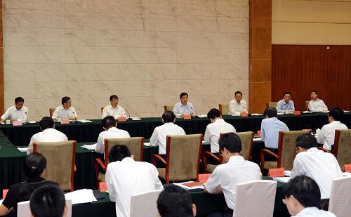 这是8月24日,刘云山在贵阳主持召开座谈会。新华社记者 饶爱民 摄